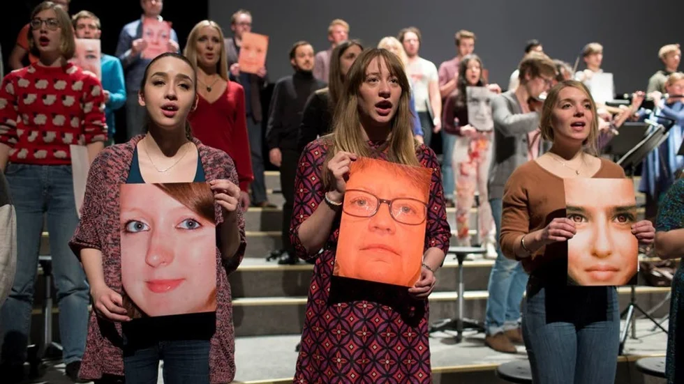 Folkoperans tolkning av "Matteuspassionen" förankrar händelserna i vardagens människor och de känslor och kriser vi alla har erfarenhet av.