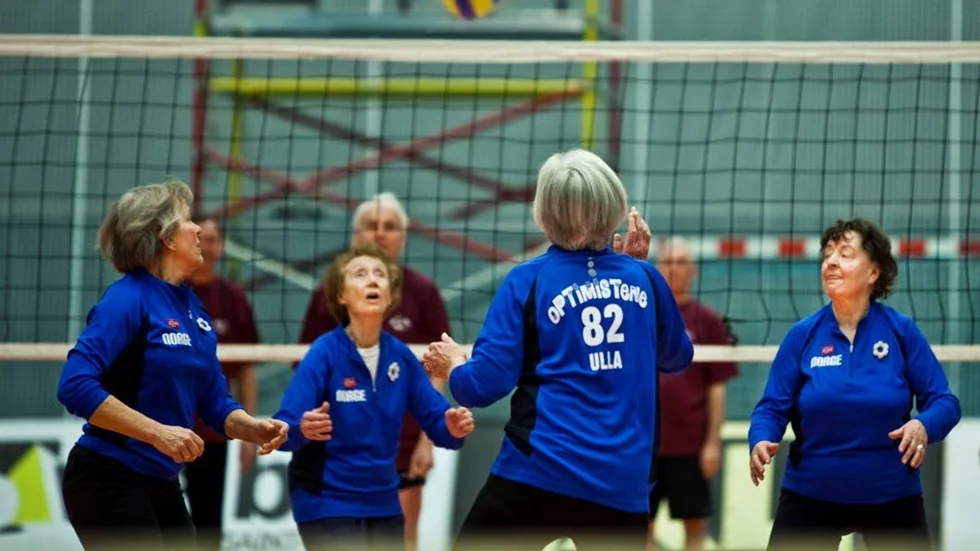 Det norska seniorlaget Optimisterna får gå en landskamp mot det svenska laget Krutgubbarna i den varma och hoppfulla dokumentären "Optimisterna".
