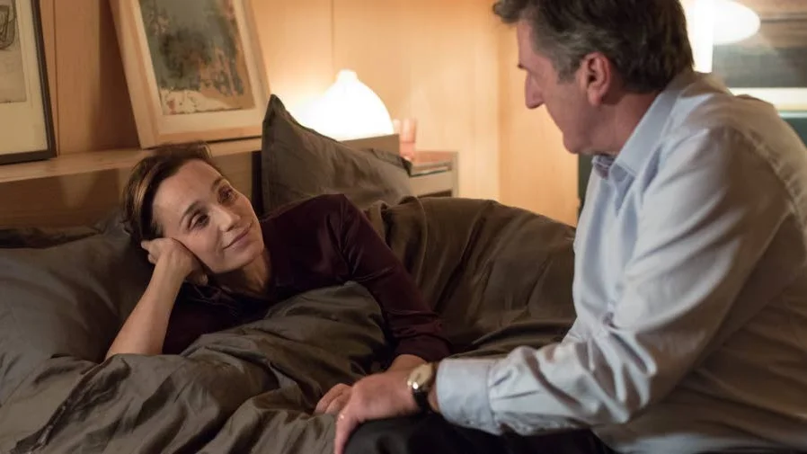 Kristin Scott Thomas spelar hustrun till den medelålderskrisande neurokirurgen Paul (Daniel Auteuil) i "Innan frosten".