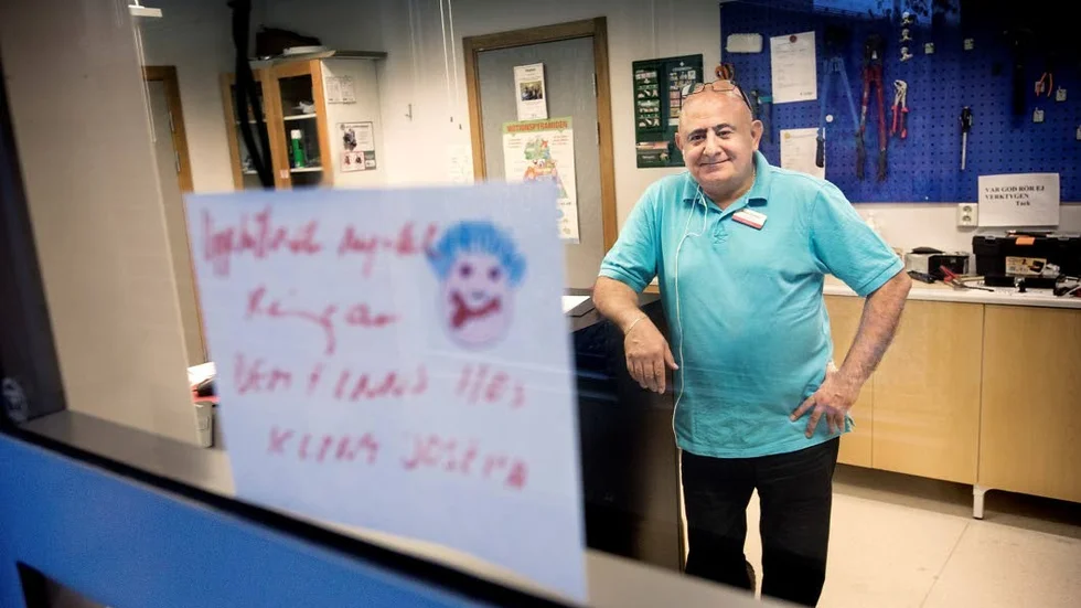 Till skolvaktmästare Joseph Elkhoury kommer eleverna när de vill ha hjälp, tröst eller bara vara.