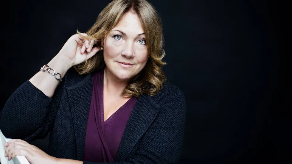 Anna Hage var med om Palmemordet på nära håll, men upplevde aldrig någon erkänsla för sina insatser. Nu har hon hunnit bli 49 år och arbetar som marknadschef i förlagsvärlden. Hon har skrivit sin bok tillsammans med frilansjournalisten Ana Udovic.