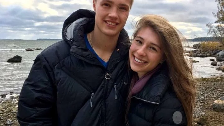 Miranda Andersson riskerar utvisning lagom till sin examensdag vid Uppsala universitet. Under tiden i Sverige har hon skaffat svenskt jobb och svensk pojkvän, Jesper Fahlgren.