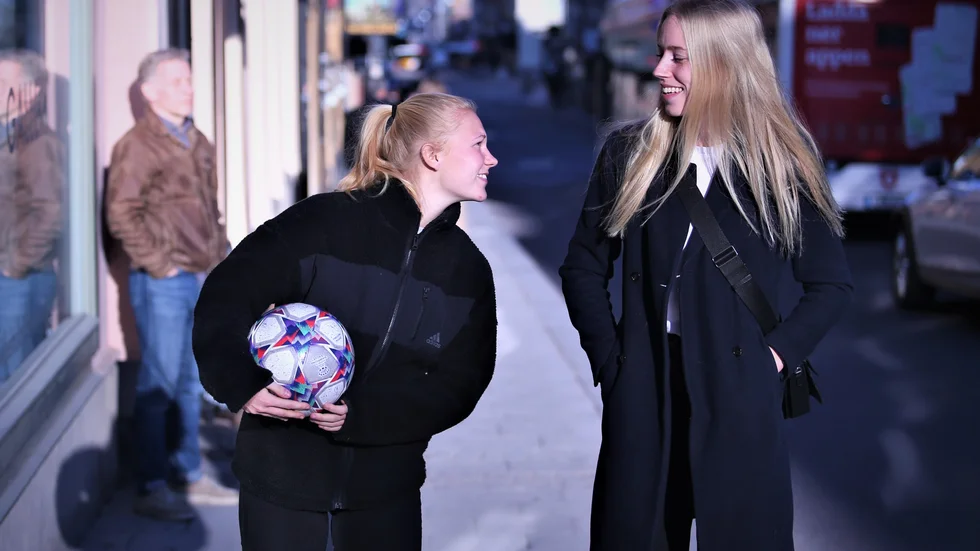LFC:s Sofie Bredgaard och Amalie Vangsgaard tar sikte mot en ny allsvensk säsong. Försäsongen vill de helst gå vidare från. "Vi är inga försäsongsnjutare. Det värsta passet vi gjorde i år var tio stycken intervaller, två minuters vila och sen tio till", säger Sofie Bredgaard.