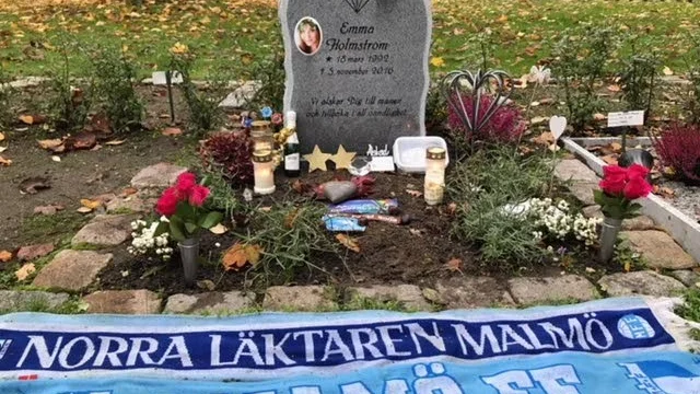 Graven. Familjen har lånat oss bilden av Emmas grav i Malmö. Hon var Malmö FF-supporter och så här såg gravplatsen ut efter MFF:s SM-guld.