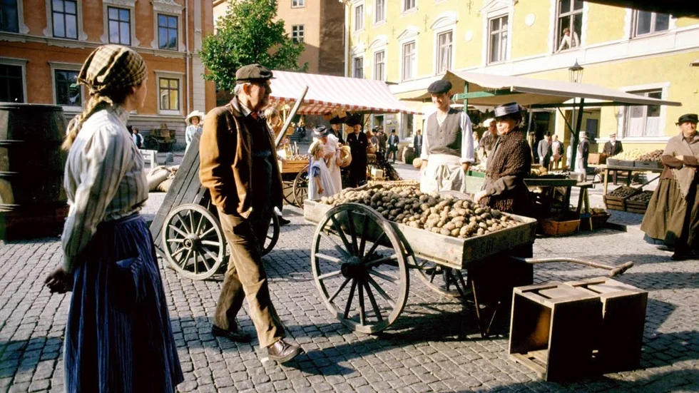 Regissören Ingmar Bergman under inspelningen av "Fanny och Alexander" på Fyristorg i Uppsala.