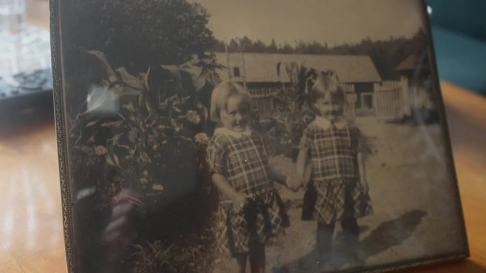 Uppväxt. De två tvillingsystrarna växte upp på gården Snyggboda i Bro tillsammans med fem äldre bröder.