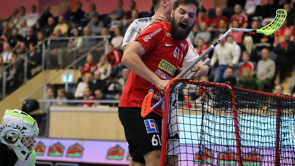 Frustration. Nicklas Paulsson slår av klubban mot målburen efter att Mullsjö gjort sitt sjunde mål. Det var Paulsson som passade fel i samband med målet. David Gillek blev fri med Viktor Klintsten.