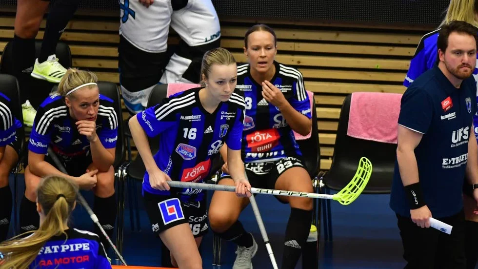 Tvåpoängsräddare. Anna Gertz (sittande i mitten) avgjorde i sudden. Tränare Tobias Svensson (till höger) var ändå besviken efter raset.
