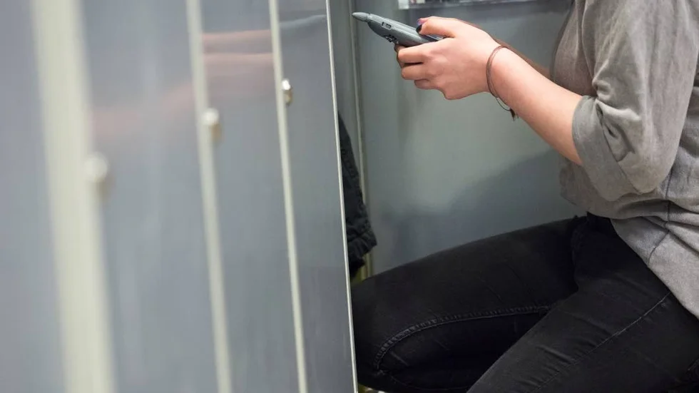 Trakasserier. Sexuella trakasserier har blivit vardagsmat på skolan, enligt anmälaren.