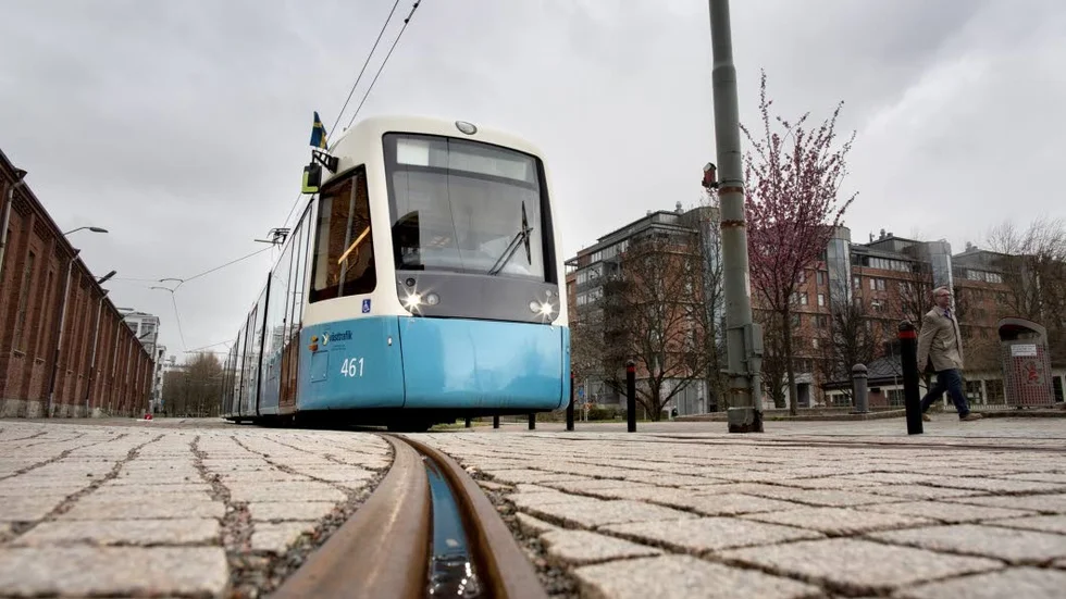 Kollektivtrafik. Jämför Uppsalas eventuellt kommande spårvagnssatsning med Mälarlinjen (1928–53) som gick på egen banvall ända till Skarholmen).