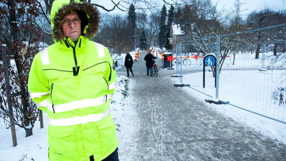 En grusbädd har lagts ut på gräsmattan i Stadsträdgården.