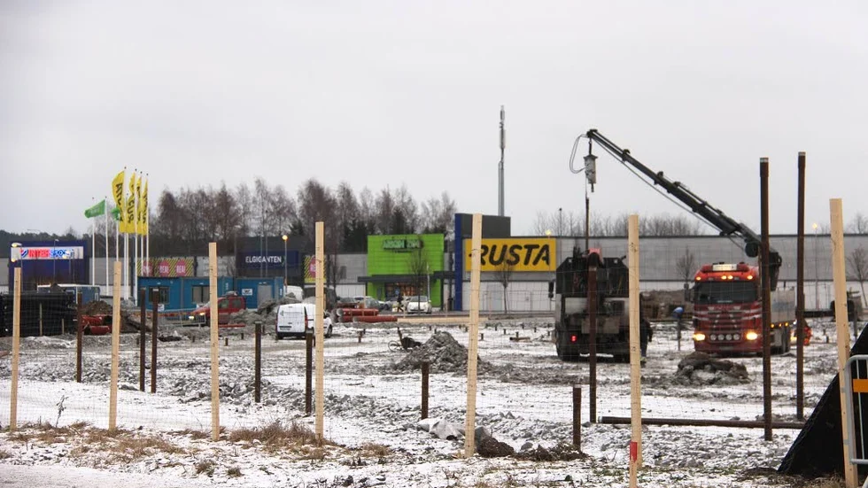 Möbler i Romberga. Nu har bygget av Mio-möbler kommit i gång på allvar. Tidig höst, hoppas företagets vd, Björn Lindblad, att bygget ska vara färdigt för inredning och invigning.
