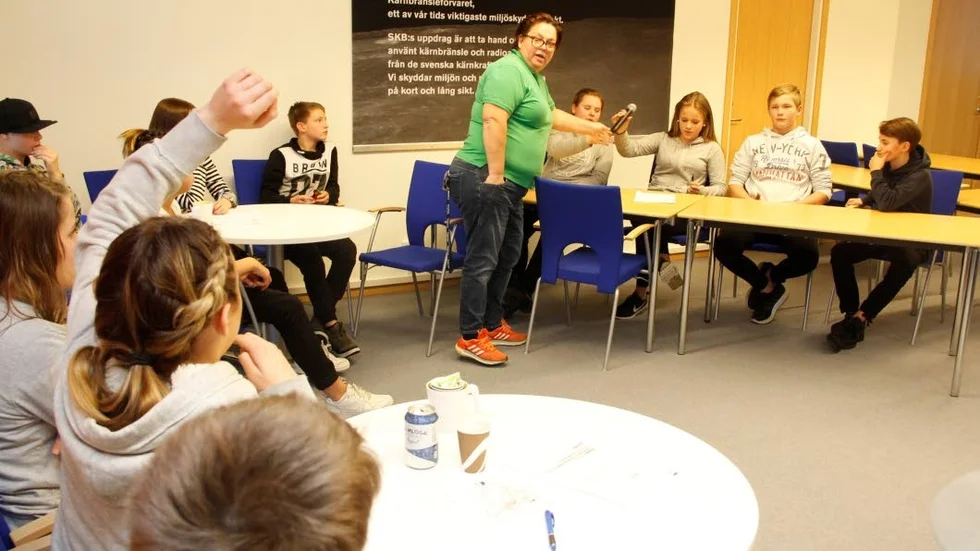Debatt med respekt. Elever från Österbyskolan på SKB:s Östhammarskontor. Debatten mellan olika intressenter om den planerade staden "Forsbruk" eller "Östmark" leddes av SKB:s Hanna Glumoff Karlsson.