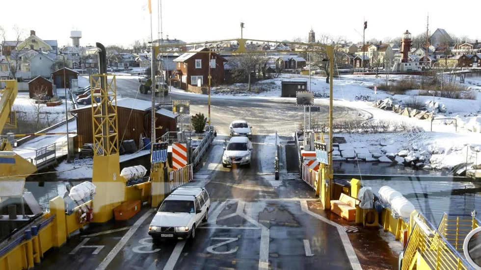 Mot Gräsö. Färjan är en viktig länk mellan Gräsö och fastlandet, men trafiken och bristen på säkerhet genom orten bekymrar flera Öregrundsbor.