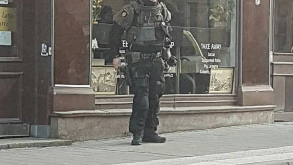 Tungt utrustad polis deltog i insatsen under måndagen.