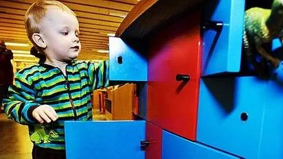 Redan nu finns spännande luckor att öppna på Stadsbiblioteket. Oskar Ellmin undersöker.