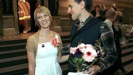 Maria Åkerfeldt  grattas av pojkvännen Patrik Jansson.