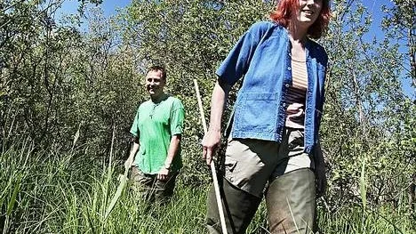 Martina Schäfer och Johan Lundström kollar larvförekomsten i våtmarker utanför Huddunge.