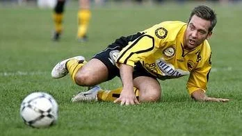Gusks Markus Kvarneå på fall mot Halmstad.
