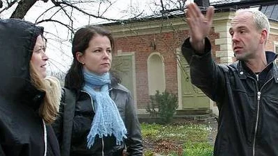 Magnus Sagrén, som arbetar med projektet att göra Wik till ett kulturcentrum, visar konstnärerna Amalia Årfelt, Ylva Kullenberg, Anders Jansson och Margareta Johansson runt i slottsträdgården.