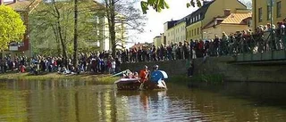 Tusentals åskådare följde farkosternas färd