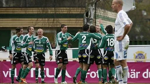 ESK-spelare jublar efter 2-0-målet.