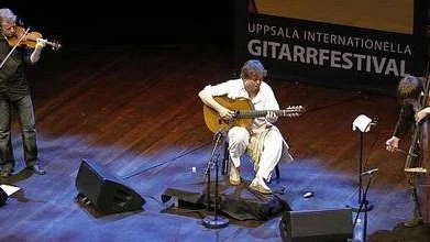 Stjärnglans. Yamandú Costa trio bjuder på en lek med rytmer och toner där musikerna varvar total fartblindhet med smäktande melodier och sköna harmonier.