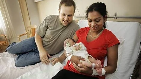 My Serrander och Magnus Öjdeby från Uppsala fick sonen Linus för femton timmar sedan. Stolt meddelar Magnus sonens längd, 47 centimeter och vikt, 2 840 gram.