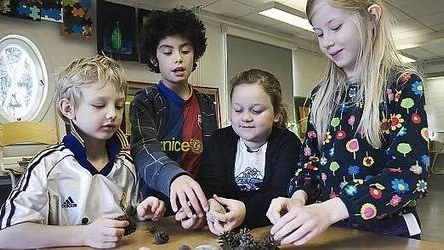 Sais Olofors, Leonardo Garroz, Alma Leijonhufvud och Alexandra Filler får pyssla med kottar när flirtkulorna tagit slut.