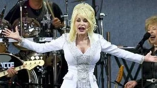 Den ständigt glittrande Dolly Parton förvandlade Stockholms stadion till en bit av country-USA på fredagkvällen.