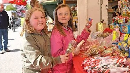 Olivia Lööv och Stina Lindqvist skiner i kapp med solen på vårmarknaden.