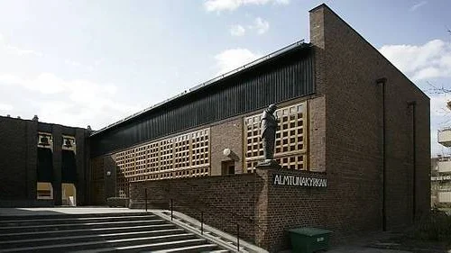 Almtunakyrkan ritades av Peter Celsing, internationellt renommerad arkitekt och professor vid KTH.