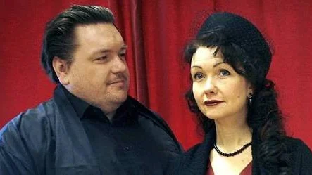 Daniel Cramér som Adolf och AnneLee Vikner som Tekla har det inte lätt när exmaken kommer på besök.