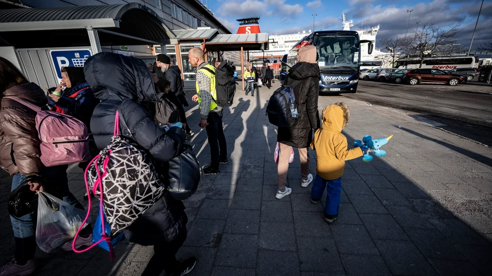 När polisen rapporterar om ökad trafficking och prostitution i spåren av Ukrainakriget, måste samhället med kraft agera för att stoppa de kriminella aktörer som tvingar kvinnor och barn från Ukraina i prostitution, skriver Sofia Amloh Sörmlands distriktsordförande S-kvinnor.
Bilden: Ukrainska flyktingar i Karlskronas hamn. Personerna på bilden har ingen koppling till artikeln. 