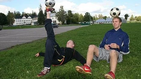 Emil Olsson, till vänster, och Tom Karlsson från Örbyhus hör till Sveriges elit när det gäller att tricksa med bollen.