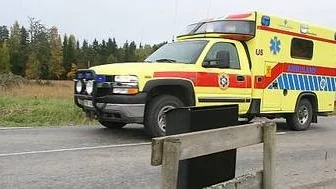 Larmet går och ambulansen rycker ut från den nybyggda stationen i Huddunge till Heby.