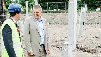 Vid invigningen kapade Ulf Hansson och Fredrik Arpe en av pålarna som utgör grunden för bostadshuset Droskan i Kapellgärdet.