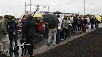 Människor trotsade regnet när Upptågets station skulle invigas i Mehedeby.