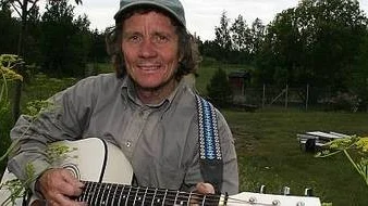 Arrangören Gerrie Warner är en av många Bob Dylanälskare som kommer att spela under festivalen vid Eds Trädgård norr om Östhammar. På lördag ska scenen vara på plats, lovar Gerrie Warner. Ett tiotal band deltar, bland andra Uppsalasångerskan Linda Malmström med Big Road.