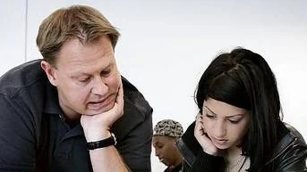 Matematikläraren Jonas Allén undervisar Lina Abou Hamzé i matematik på sommarskolan i Fyrisskolan i Uppsala. I bakgrunden Abdi Ali.