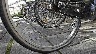Cyklar med luftade bakdäck på rad vid Verkmästargatan 4.