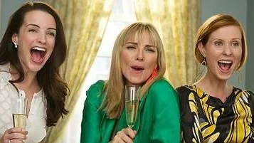 Charlotte (Kristin Davies), Miranda (Cynthia Nixon) och Samantha (Kim Cattrall) får många anledningar att beundra Carries klänningar i filmatiseringen av Sex and the city.