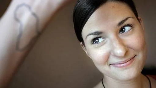 Kornelia Kotsinas har numera konturen av Afrikas karta tatuerad på handleden.