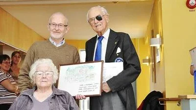 Anna Andersson, Östen Andersson, t v, hörde till dem som gladdes över Sig Bergvalls gåvor.