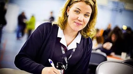 Sophia Nilsson Bohlin fyller i formulär.