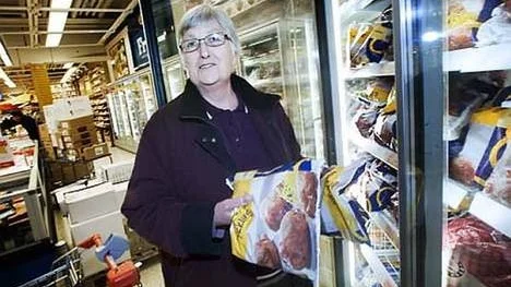 - Det är klart man tänker på det när man går förbi kycklingdisken, säger Inga Lindh, som fredagshandlar på Ica Kvantum i Gränby.