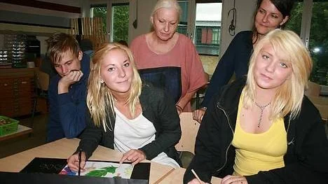 Jimmy Skog, Hanna Eriksson och Elin Lindberg. Bakom syns bildläraren Rigmor Shaman (till vänster) och konstnären Anna Kindgren.