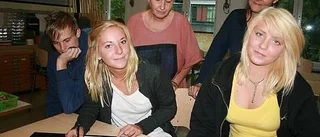 Elever smyckar ungdomshuset