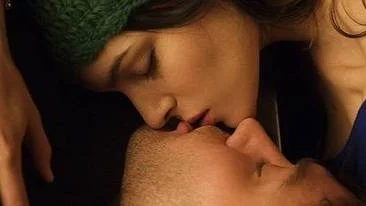 PARHARMONI. Filmen My blueberry nights är fylld av vackra bildkompositioner. När huvudpersonen Elizabeth (Norah Jones) möter kaféägaren Jeremy (Jude Law) blir de närmast smekta av kameran.