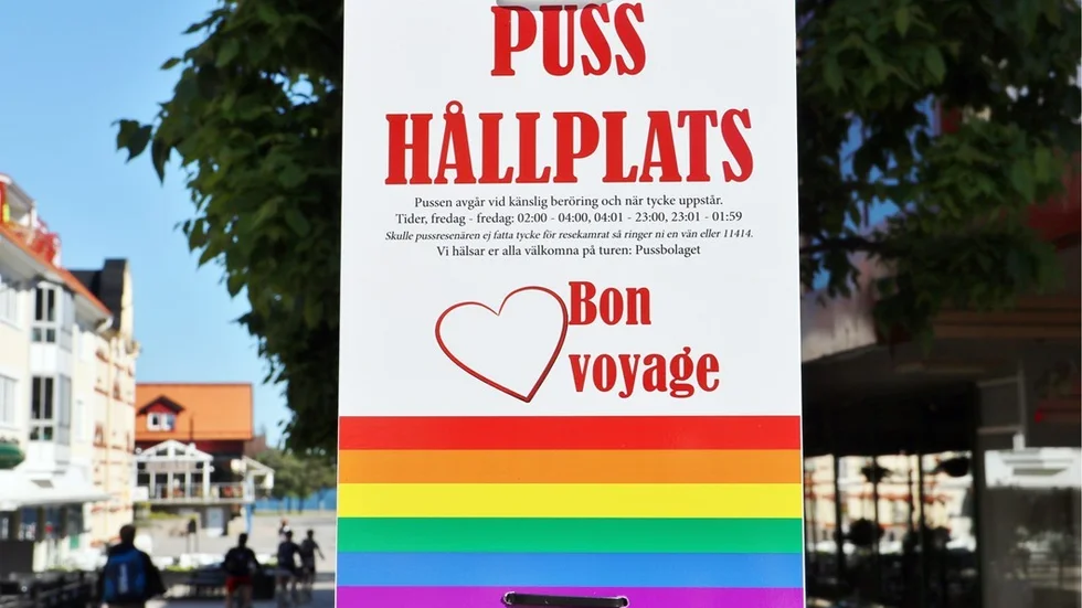 Är du sugen på en puss? Då kanske du och din partner kan stanna till en extra gång vid Västerviks nya pusshållplats. Foto: Liselotte S Johansson